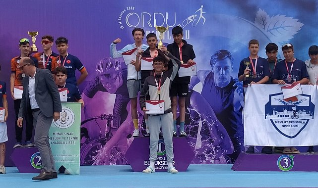 Vanlı öğrenciler 'Okul Sporları Triatlon Türkiye Şampiyonası'na damga vurdu