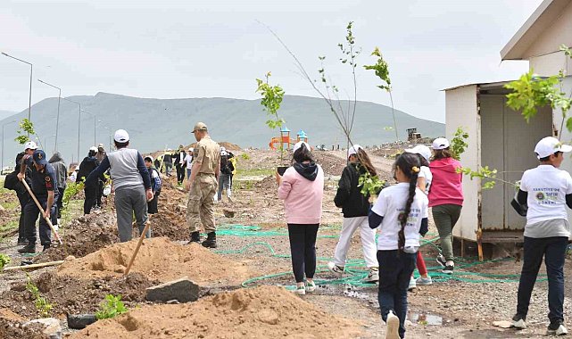 Yakutiye'de fidanlar toprakla buluştu