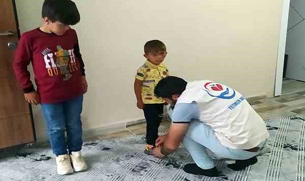 Yetimler Vakfı'ndan Ağrılı çocuklara giyim ve ayakkabı yardımı