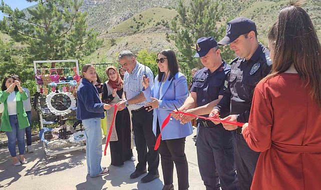 Yıl sonu sergisinden elde ettikleri geliri deprem bölgesindeki kardeş okullara gönderecekler