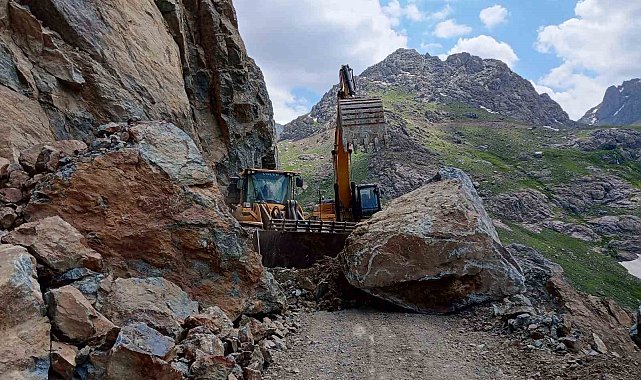 Yola düşen dev kayalar temizlendi