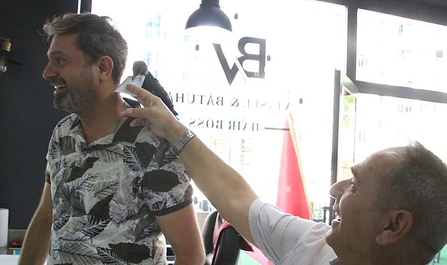 Yolda bulunan karga, kuaför salonunun maskotu oldu: Müşteriler bahşiş bile veriyor