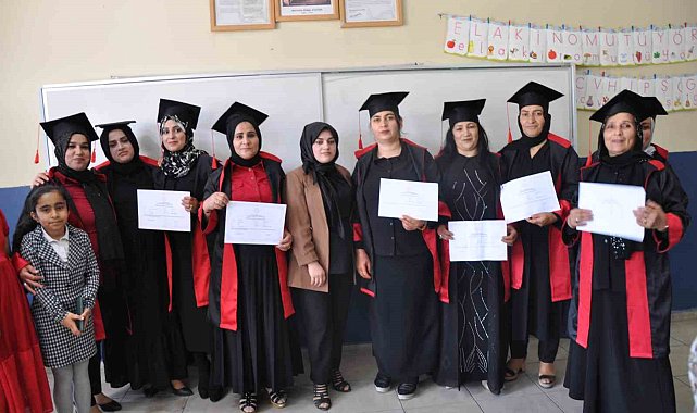 Yüksekova'da 18 kadın ilkokuldan mezun oldu