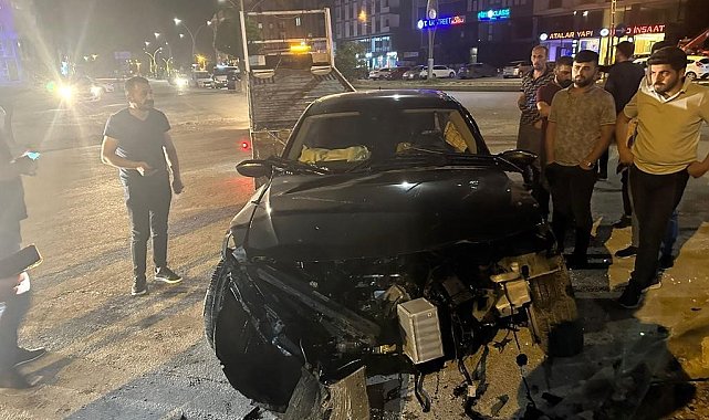 Yüksekova'da aracıyla elektrik direğine çarpan sürücü yaralandı