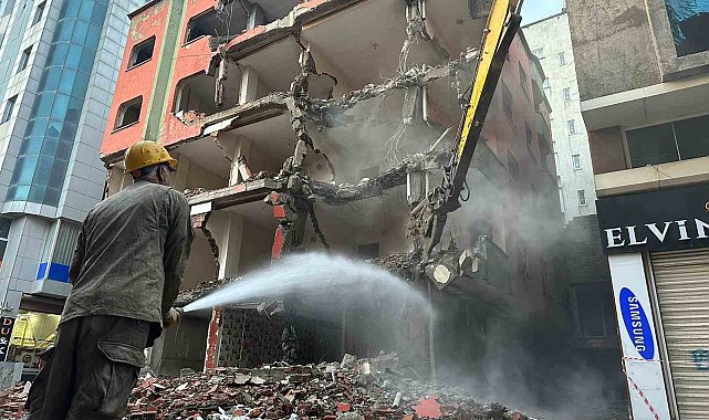 Yüksekova'da depreme dayanıksız yapılar bir bir yıkılıyor