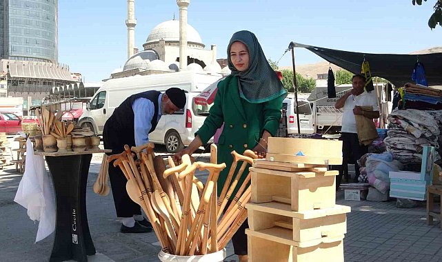 162 gündür yıkılan iş yerinin bulunduğu yerde satış yapıyor