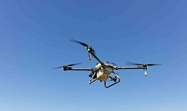 Adilcevaz'da dronla ilaçlama dönemi