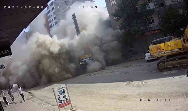 Ağır hasarlı bina tek dokunuşla yerle bir oldu, o anlar güvenlik kamerasında