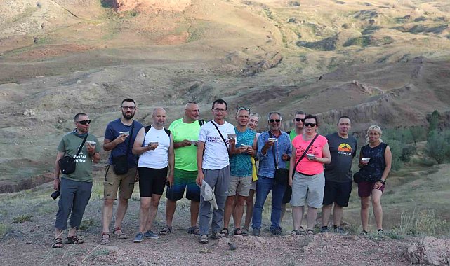 Ağrı Dağı'nda zirve yapan turistler, aşure yedi