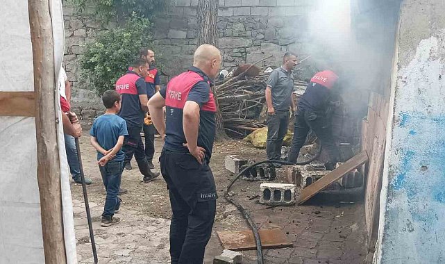 Ağrı'da ahırda çıkan yangın korkuttu
