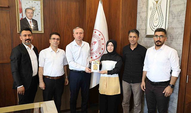 Ağrı'da okul yöneticileri çıkardıkları kitabı Milli Eğitim Müdürü Kökrek'e hediye etti
