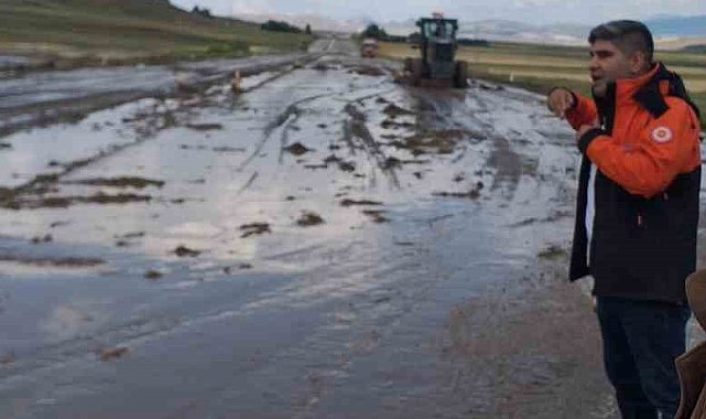 Ağrı'da sel nedeniyle kapanan Ağrı-İran karayolu ulaşıma açıldı