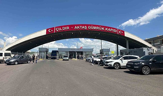 Aktaş Sınır Kapısı'nda telefon kuyruğu