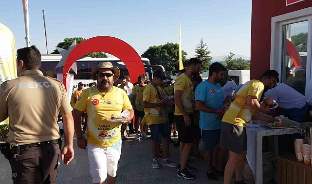 Aktivistlerden Van Gölü Kirlenmesin mavi kalsın Erciş il olsun sloganı