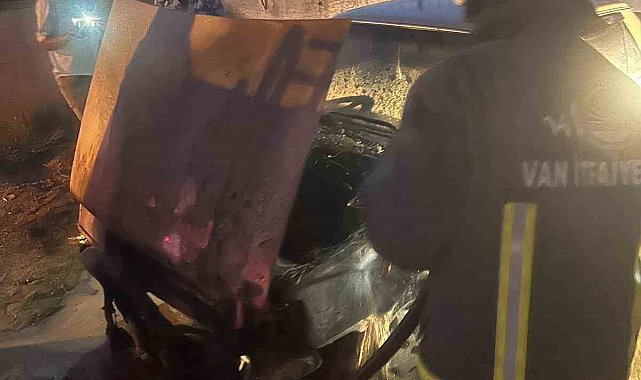 Alev alan otomobili itfaiye ekipleri söndürdü