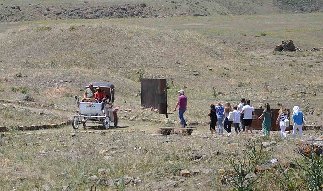 Ani'yi turistler elektrikli faytonla geziyor