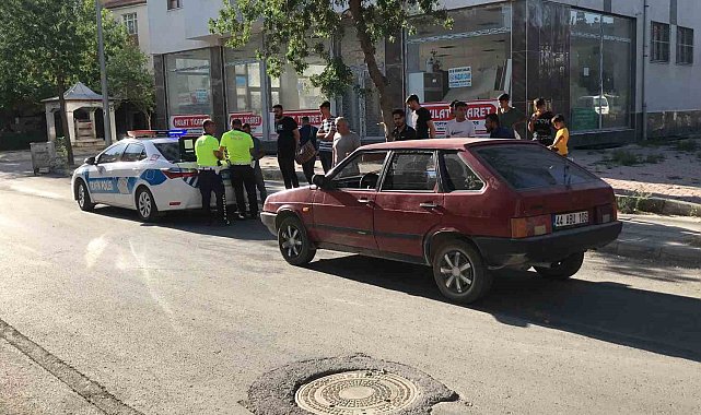 Aniden yola çıkan 3 çocuğa otomobil çarptı