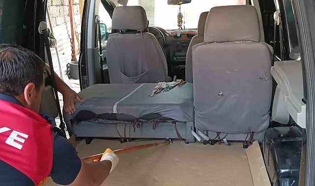 Aracın içine giren yılan itfaiyeyi seferber etti