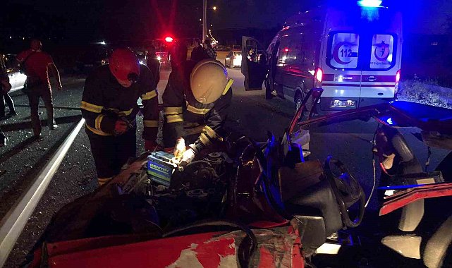 Araçta sıkışan yaralı sürücüyü itfaiye kurtardı