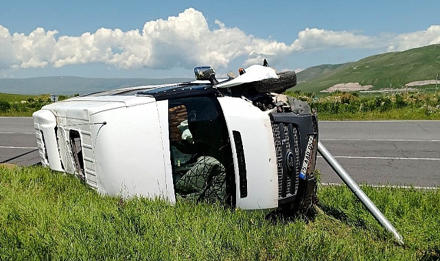 Ardahan'da minibüsle kamyonetin çarpışması sonucu 6 kişi yaralandı