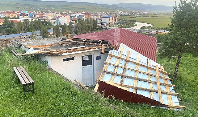 Ardahan'da şiddetli rüzgar bazı binaların çatılarını uçurdu