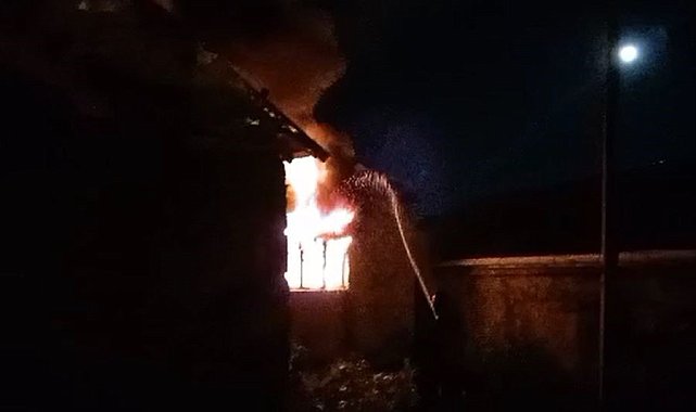 Ardahan'da çıkan yangında ev kullanılmaz hale geldi