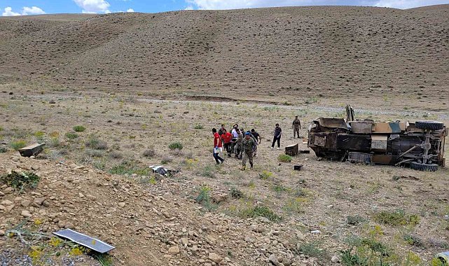 Askeri araçla otomobil çarpıştı: 1 ölü, 13 asker yaralı