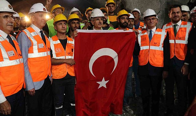 Bakan Uraloğlu: "Dünyanın gıptayla baktığı projeleri başarıyla tamamladık ve hayata geçirdik"