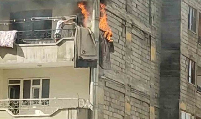 Balkondaki halılar alev alev yandı
