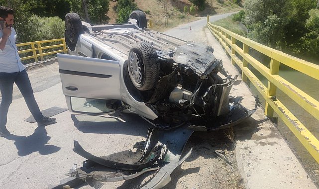 Bariyerlere çarpan otomobil köprü üzerinde ters döndü: 1 yaralı