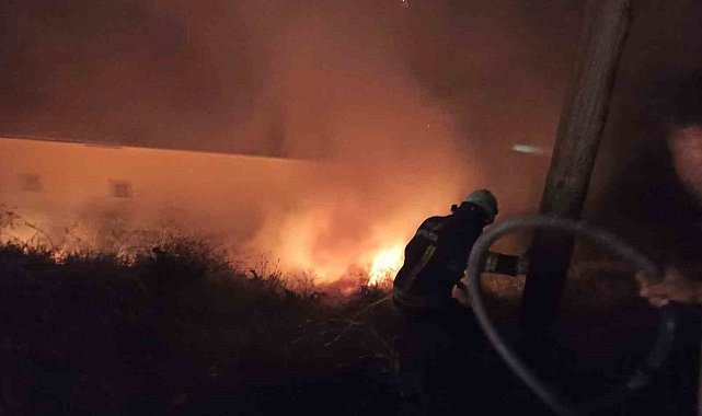 Başkale'de anız yangını