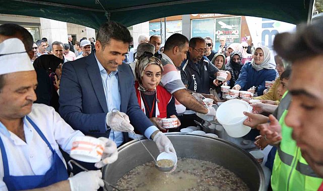 Başkan Arıkan'dan vatandaşlara aşure ikramı