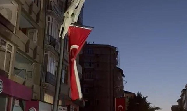 Bayrak hassasiyeti yıkımı durdurdu