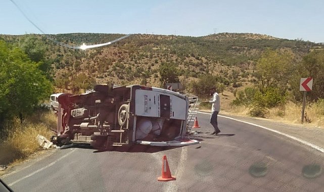 Bingöl'de minibüs yan yattı