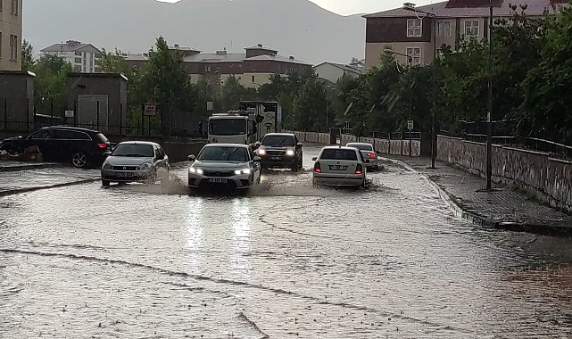 Bingöl'de sağanak etkili oldu, yollar göle döndü