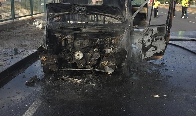 Bingöl'de seyir halindeyken alev alan minibüs kullanılmaz hale geldi