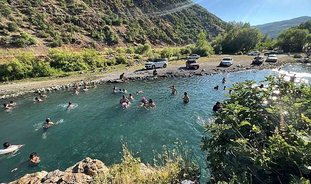 Bingöl'de sıcaktan bulananlar, gölette serinliyor