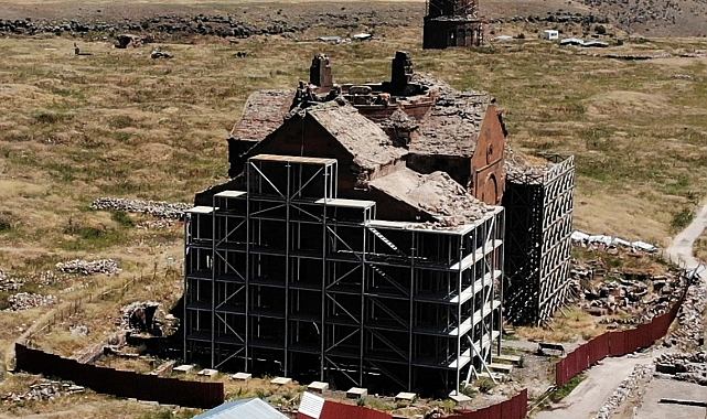 Bu kadar demir yığınının tarihi yapının etrafında ne işi var?