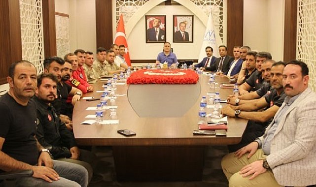 Buzulların altında kalan 2 kişiyi arama çalışmaları devam ediyor