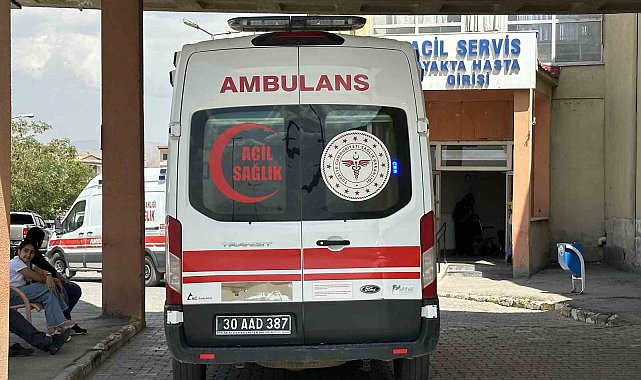 Buzulların kırılması sonucu yaralanan Avcu çifti Van'a sevk edildi