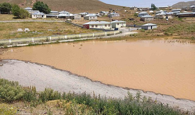 Çaldıran'da sel: Ekili alanlar zarar gördü
