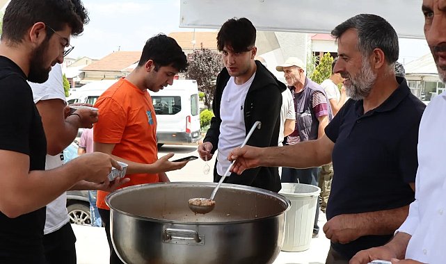 Çayırlı'da vatandaşlara aşure dağıtıldı