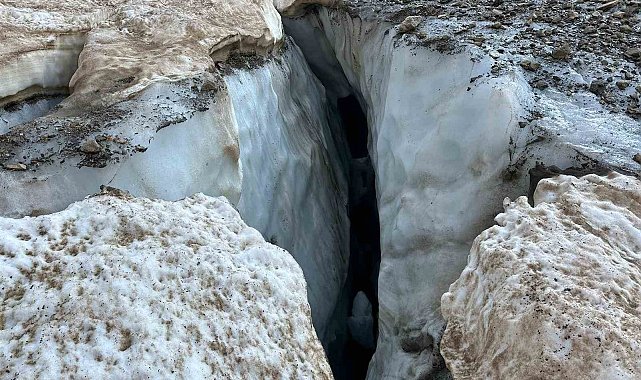Cilo'da buzul kırıldı, 4 kişi oluşan çukura düştü