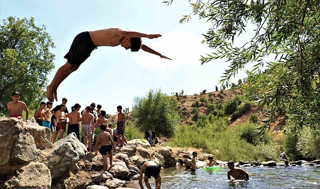 Dağın zirvesinde yüzen çocuklar, profesyonellere taş çıkarıyor