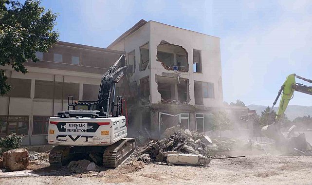 Depremde hasar alan belediye binası yıkıldı