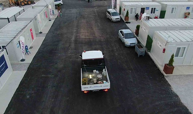 Depremzedelerin kaldığı konteyner kentler düzenli olarak ilaçlanıyor