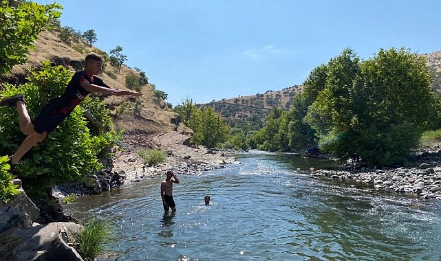 Derecik'te 40 derece ulaşan sıcaktan bunalan gençler çayda serinleniyor