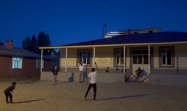 Digor'da kaymakam çocuklarla top oynadı