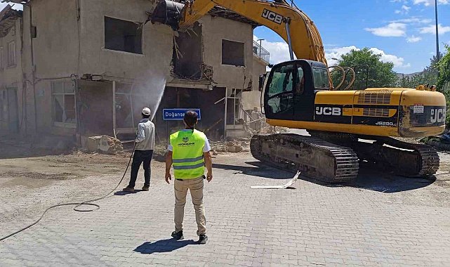 Doğanşehir'de ağır hasarlı binaların yıkımı sürüyor