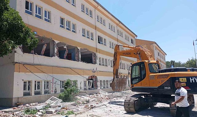 Doğanşehir'de hasarlı kamu binaları yıkılıyor